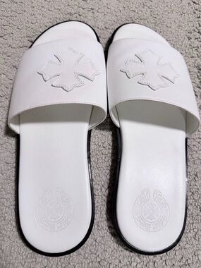 Authentic chrome heart men’s white sandal
Cross white patch sandal
